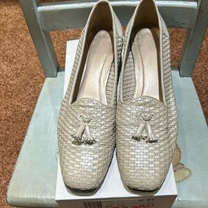 Magdesians Bone Luster low heels.